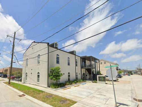 2748 Metairie Lawn Dr, Metairie, LA 70002
