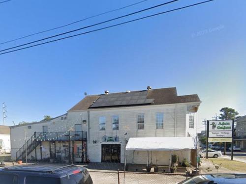 8433 Oak St, New Orleans, LA 70118