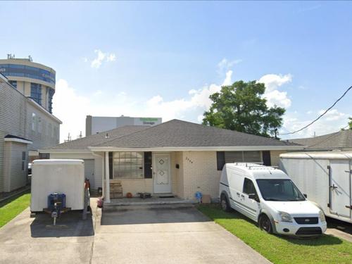 2724 Athania Pkwy, Metairie, LA 70002