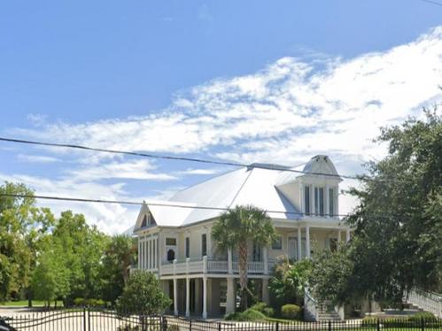 2001 Lakeshore Dr, Mandeville, LA 70448
