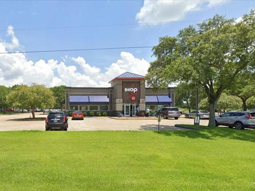 3230 NE Evangeline Thwy, Lafayette, LA 70507